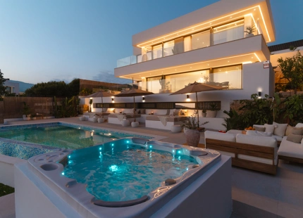 STUNNING LUXURY VILLA IN NUEVA ANDALUCÍA WITH BREATHTAKING VIEWS AND EXCEPTIONAL FEATURES