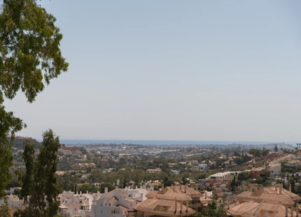 STUNNING LUXURY VILLA IN NUEVA ANDALUCÍA WITH BREATHTAKING VIEWS AND EXCEPTIONAL FEATURES