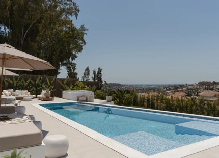 STUNNING LUXURY VILLA IN NUEVA ANDALUCÍA WITH BREATHTAKING VIEWS AND EXCEPTIONAL FEATURES