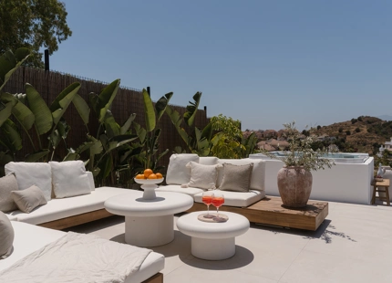 STUNNING LUXURY VILLA IN NUEVA ANDALUCÍA WITH BREATHTAKING VIEWS AND EXCEPTIONAL FEATURES