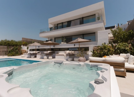 STUNNING LUXURY VILLA IN NUEVA ANDALUCÍA WITH BREATHTAKING VIEWS AND EXCEPTIONAL FEATURES