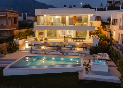 STUNNING LUXURY VILLA IN NUEVA ANDALUCÍA WITH BREATHTAKING VIEWS AND EXCEPTIONAL FEATURES