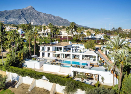 EXQUISITA VILLA EN PRIMERA LÍNEA DE GOLF EN VENTA EN LOS NARANJOS