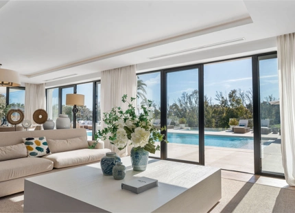 EXQUISITA VILLA EN PRIMERA LÍNEA DE GOLF EN VENTA EN LOS NARANJOS
