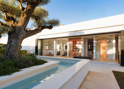 EXQUISITA VILLA EN PRIMERA LÍNEA DE GOLF EN VENTA EN LOS NARANJOS