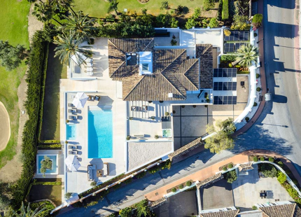 EXQUISITA VILLA EN PRIMERA LÍNEA DE GOLF EN VENTA EN LOS NARANJOS