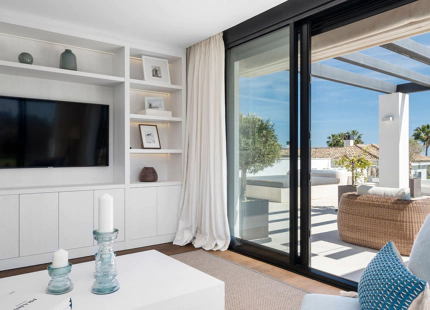 EXQUISITA VILLA EN PRIMERA LÍNEA DE GOLF EN VENTA EN LOS NARANJOS