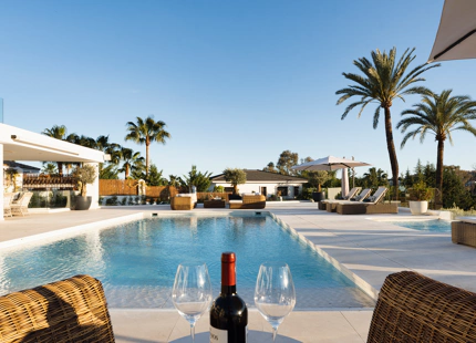 EXQUISITA VILLA EN PRIMERA LÍNEA DE GOLF EN VENTA EN LOS NARANJOS