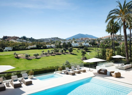 EXQUISITA VILLA EN PRIMERA LÍNEA DE GOLF EN VENTA EN LOS NARANJOS