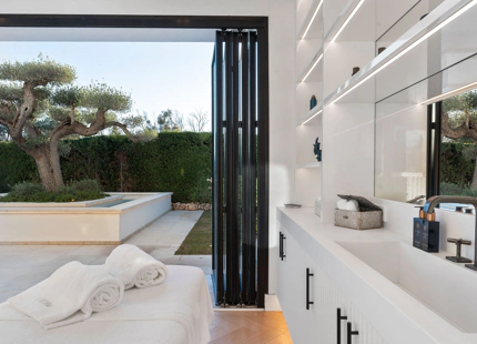 EXQUISITA VILLA EN PRIMERA LÍNEA DE GOLF EN VENTA EN LOS NARANJOS