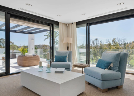 EXQUISITA VILLA EN PRIMERA LÍNEA DE GOLF EN VENTA EN LOS NARANJOS