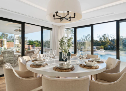 EXQUISITA VILLA EN PRIMERA LÍNEA DE GOLF EN VENTA EN LOS NARANJOS