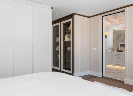 EXQUISITA VILLA EN PRIMERA LÍNEA DE GOLF EN VENTA EN LOS NARANJOS