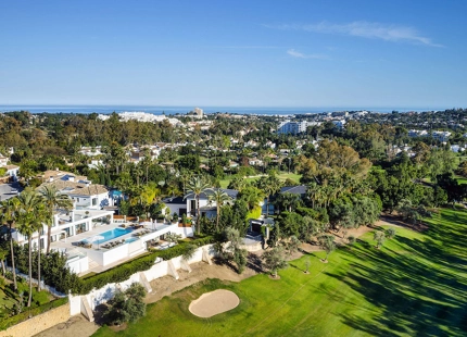 EXQUISITA VILLA EN PRIMERA LÍNEA DE GOLF EN VENTA EN LOS NARANJOS