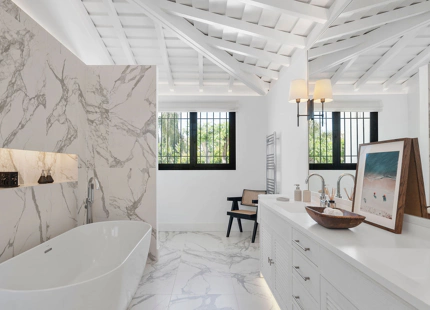 EXQUISITA VILLA EN PRIMERA LÍNEA DE GOLF EN VENTA EN LOS NARANJOS