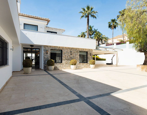 Villa en venta en Los Naranjos Golf, Nueva Andalucia