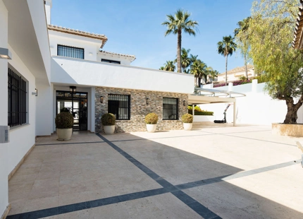 EXQUISITA VILLA EN PRIMERA LÍNEA DE GOLF EN VENTA EN LOS NARANJOS