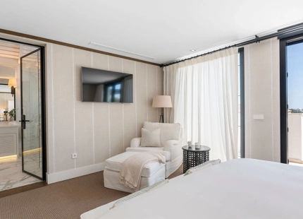 EXQUISITA VILLA EN PRIMERA LÍNEA DE GOLF EN VENTA EN LOS NARANJOS