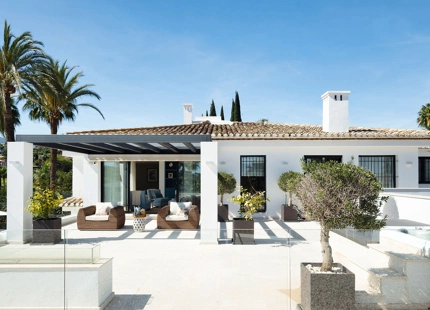 EXQUISITA VILLA EN PRIMERA LÍNEA DE GOLF EN VENTA EN LOS NARANJOS