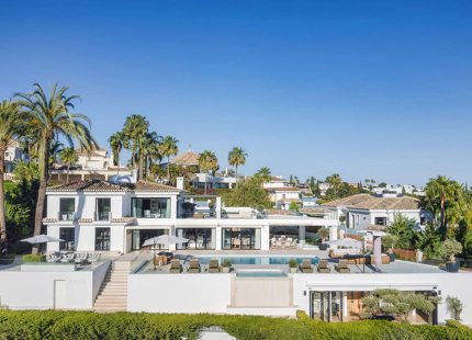 EXQUISITA VILLA EN PRIMERA LÍNEA DE GOLF EN VENTA EN LOS NARANJOS