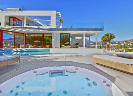 EXCEPCIONAL VILLA DE LUJO DE 7 DORMITORIOS EN VENTA EN NUEVA ANDALUCÍA
