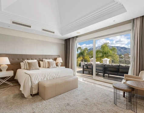 Villa for sale in Las Brisas, Nueva Andalucia