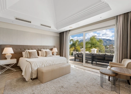 EXQUISITE LUXURY FRONTLINE GOLF VILLA FOR SALE IN LAS BRISAS, NUEVA ANDALUCÍA