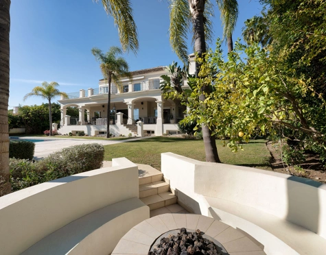 Villa for sale in Las Brisas, Nueva Andalucia