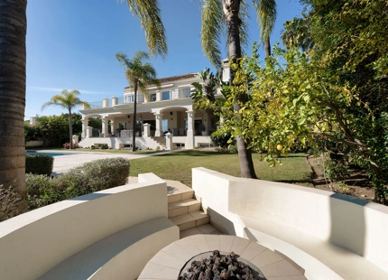 EXQUISITE LUXURY FRONTLINE GOLF VILLA FOR SALE IN LAS BRISAS, NUEVA ANDALUCÍA