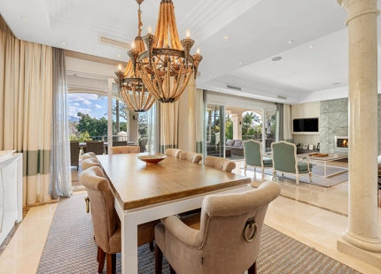 EXQUISITE LUXURY FRONTLINE GOLF VILLA FOR SALE IN LAS BRISAS, NUEVA ANDALUCÍA