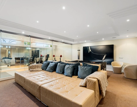 Villa for sale in Las Brisas, Nueva Andalucia