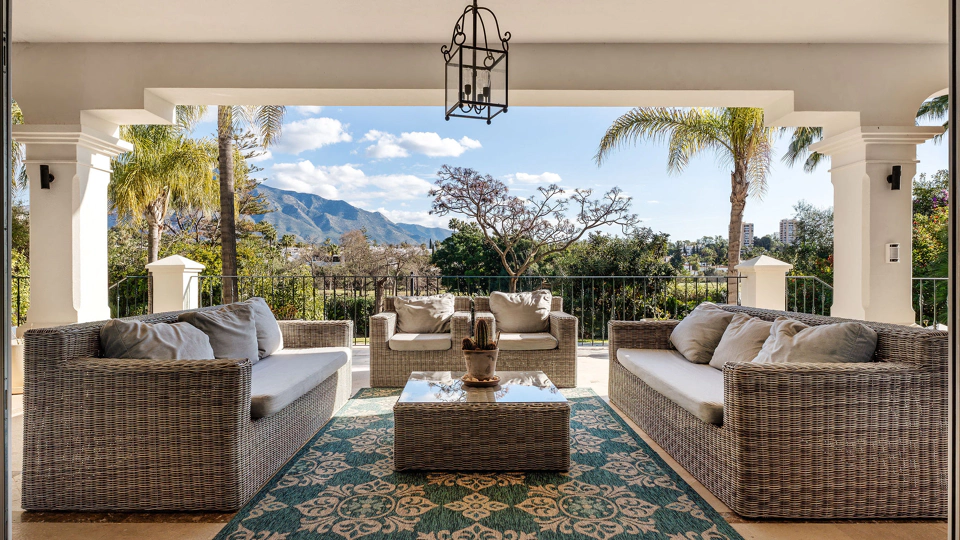 Villa for sale in Las Brisas, Nueva Andalucia