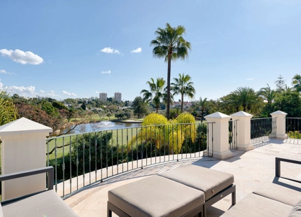 EXQUISITE LUXURY FRONTLINE GOLF VILLA FOR SALE IN LAS BRISAS, NUEVA ANDALUCÍA