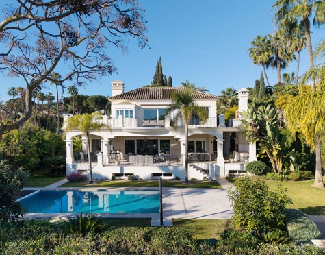 Villa for sale in Las Brisas, Nueva Andalucia