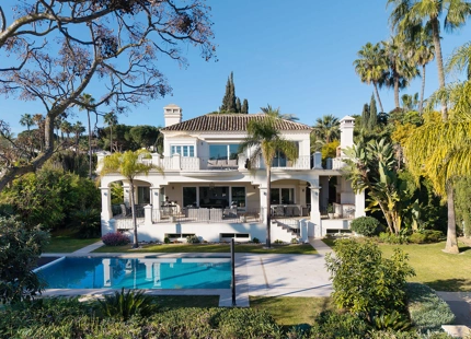 EXQUISITE LUXURY FRONTLINE GOLF VILLA FOR SALE IN LAS BRISAS, NUEVA ANDALUCÍA