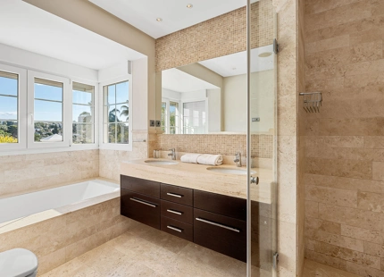 EXQUISITE LUXURY FRONTLINE GOLF VILLA FOR SALE IN LAS BRISAS, NUEVA ANDALUCÍA