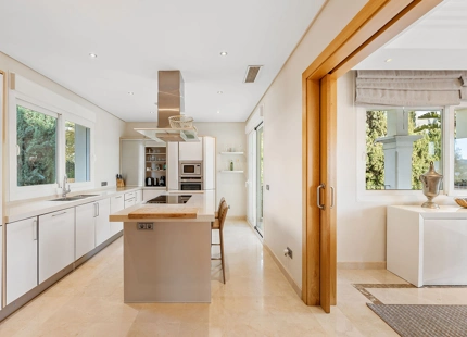 EXQUISITE LUXURY FRONTLINE GOLF VILLA FOR SALE IN LAS BRISAS, NUEVA ANDALUCÍA