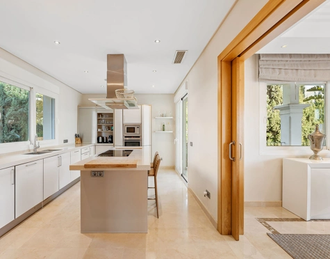Villa for sale in Las Brisas, Nueva Andalucia