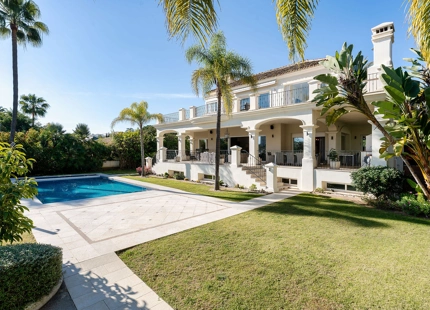 EXQUISITE LUXURY FRONTLINE GOLF VILLA FOR SALE IN LAS BRISAS, NUEVA ANDALUCÍA
