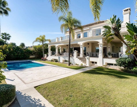 Villa for sale in Las Brisas, Nueva Andalucia
