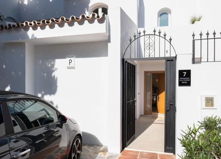 LUXURIOUS 3-BEDROOM TOWNHOUSE WITH STUNNING ROOF TERRACE IN ALTOS DEL RODEO