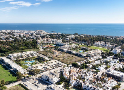 LUXURIOUS 3-BEDROOM TOWNHOUSE WITH STUNNING ROOF TERRACE IN ALTOS DEL RODEO
