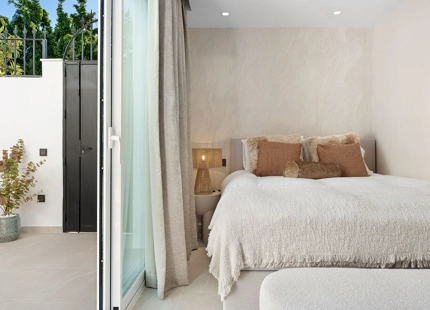 LUXURIOUS 3-BEDROOM TOWNHOUSE WITH STUNNING ROOF TERRACE IN ALTOS DEL RODEO