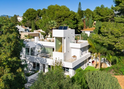 EXQUISITA VILLA DE LUJO EN VENTA EN NUEVA ANDALUCÍA CON CARACTERÍSTICAS MODERNAS