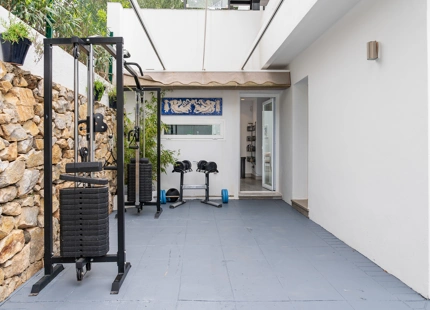 EXQUISITA VILLA DE LUJO EN VENTA EN NUEVA ANDALUCÍA CON CARACTERÍSTICAS MODERNAS