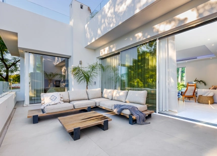 EXQUISITA VILLA DE LUJO EN VENTA EN NUEVA ANDALUCÍA CON CARACTERÍSTICAS MODERNAS