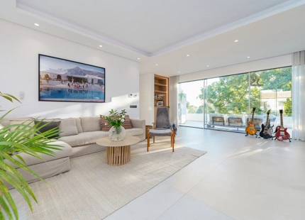 EXQUISITA VILLA DE LUJO EN VENTA EN NUEVA ANDALUCÍA CON CARACTERÍSTICAS MODERNAS