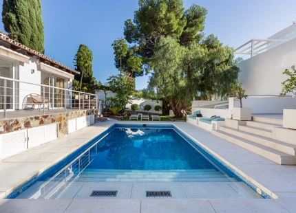 EXQUISITA VILLA DE LUJO EN VENTA EN NUEVA ANDALUCÍA CON CARACTERÍSTICAS MODERNAS