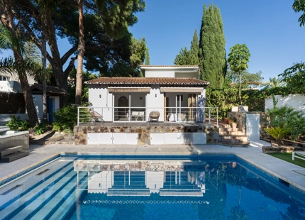 EXQUISITA VILLA DE LUJO EN VENTA EN NUEVA ANDALUCÍA CON CARACTERÍSTICAS MODERNAS