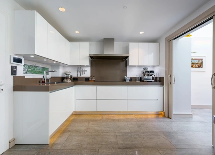 EXQUISITA VILLA DE LUJO EN VENTA EN NUEVA ANDALUCÍA CON CARACTERÍSTICAS MODERNAS